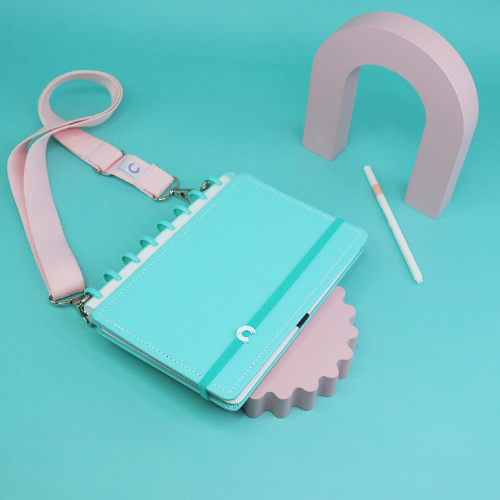 Caderno Inteligente com alça para carregar.