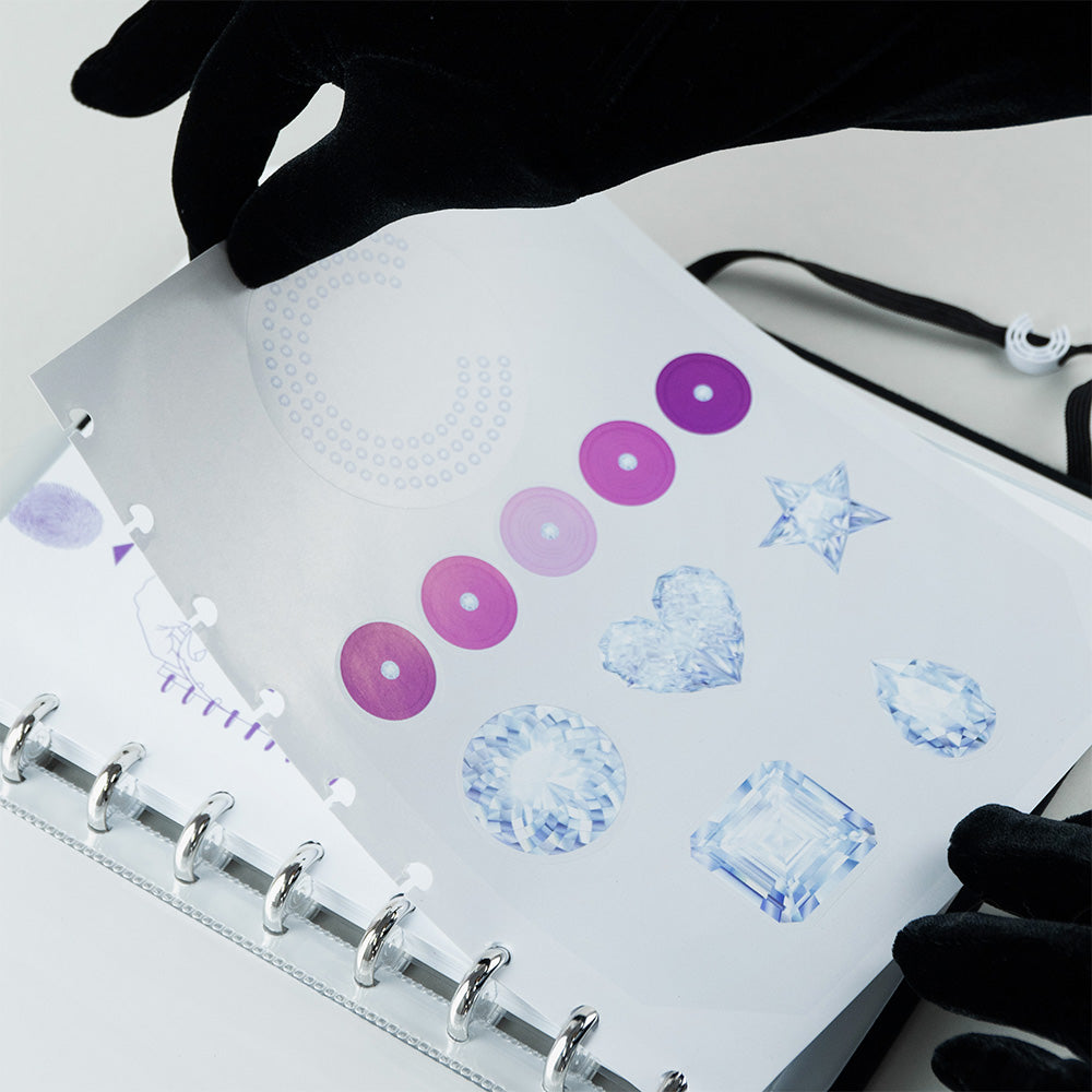 Pessoa recolocando uma página no Caderno Inteligente.