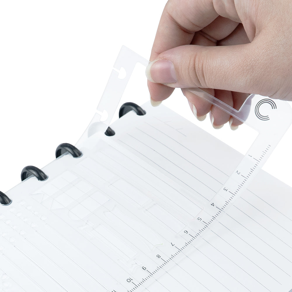 Régua Stencil sendo encaixada em um Caderno Inteligente.