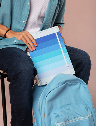 Pessoa colocando seu caderno inteligente em tons de azul na mochila.