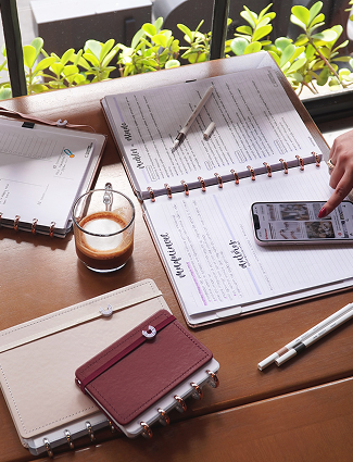 Mesa com caderno, planner e agenda inteligentes.