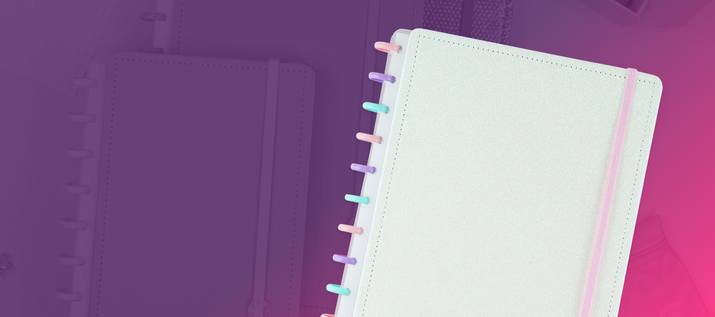 Caderno inteligente, com discos em três cores diferentes.